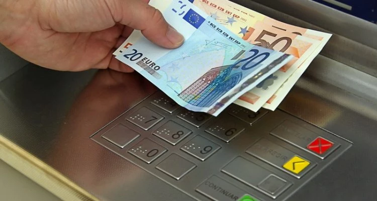 Αναδρομικά: Διπλή μείωση στο ποσό για ένστολους, πανεπιστημιακούς, δικαστικούς και γιατρούς του ΕΣΥ